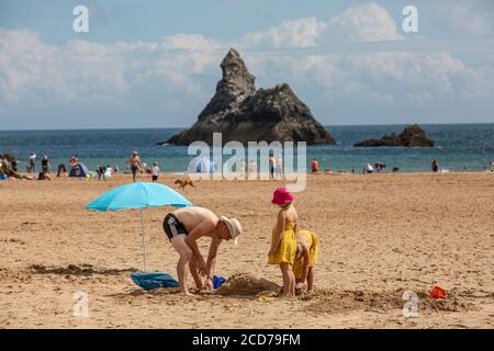 Church Rock in der Ferne in Broadhaven South Beach, Pembrokeshire, West Wales Stockfoto