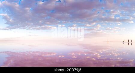 Panoramablick auf rosa See mit Spiegelung der Wolken auf Das Wasser Stockfoto