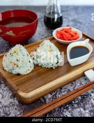 Japanische hausgemachte Reisbälle Onigiri mit Sojasuppe und eingelegt Ingwer Stockfoto