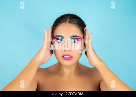 Beauty-Porträt von weiblichen Modell mit lebendigen Make-up auf blauem Hintergrund. Stockfoto