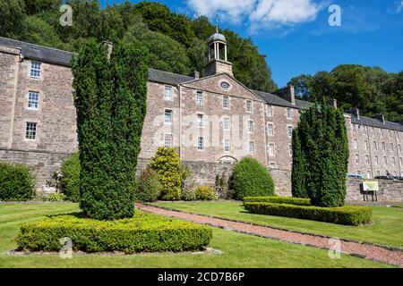 Millworkers’ Houses vom Robert Owen’s Garden in New Lanark World Heritage Site, New Lanark, Lanarkshire, Schottland, Vereinigtes Königreich Stockfoto