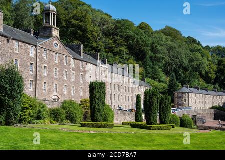 Millworkers’ Houses vom Robert Owen’s Garden in New Lanark World Heritage Site, New Lanark, Lanarkshire, Schottland, Vereinigtes Königreich Stockfoto