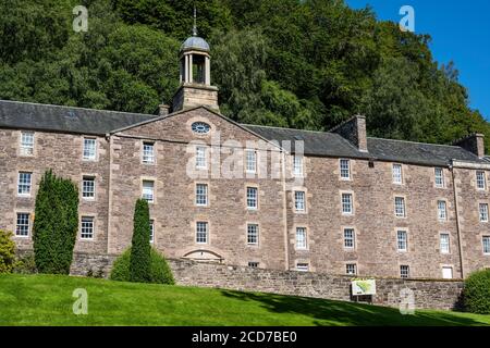 Millworkers’ Houses vom Robert Owen’s Garden in New Lanark World Heritage Site, New Lanark, Lanarkshire, Schottland, Vereinigtes Königreich Stockfoto