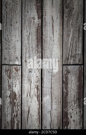 Alter Holzboden mit verwitterter und geschälter weißer Farbe. Stockfoto