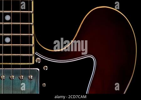 Semi-akustische E-Gitarre isoliert vor einem schwarzen Hintergrund Stockfoto