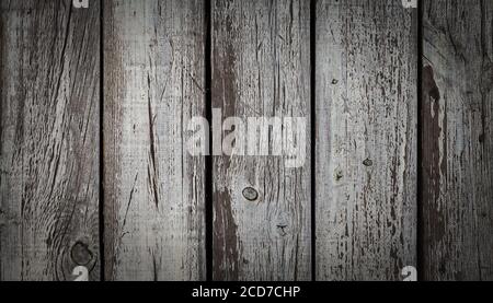 Alte Holzwand mit verwitterter und geschälter weißer Farbe. Stockfoto