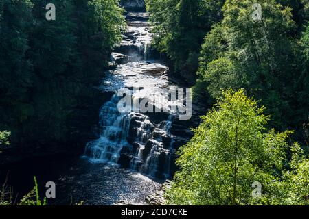 Corra Linn Falls, Teil der Fälle von Clyde, am Fluss Clyde über dem Weltkulturerbe von New Lanark, New Lanark, Lanarkshire, Schottland, Großbritannien Stockfoto