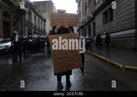 Buenos Aires, Buenos Aires, Argentinien. August 2020. Die Gegner werden eine Mahnwache vor dem Kongress gegen die Justizreform abhalten, die am Donnerstag, dem 27. August, diskutiert wird, nachdem sie die Stellungnahme des Plenums des Senats erhalten haben.Argentinien, Kongress 26. August 2020. Quelle: Carol Smiljan/ZUMA Wire/Alamy Live News Stockfoto