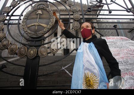 Buenos Aires, Buenos Aires, Argentinien. August 2020. Die Gegner werden eine Mahnwache vor dem Kongress gegen die Justizreform abhalten, die am Donnerstag, dem 27. August, diskutiert wird, nachdem sie die Stellungnahme des Plenums des Senats erhalten haben.Argentinien, Kongress 26. August 2020. Quelle: Carol Smiljan/ZUMA Wire/Alamy Live News Stockfoto