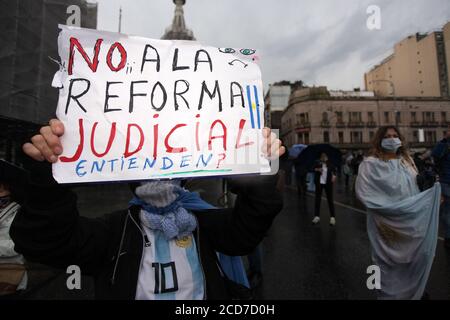 Buenos Aires, Buenos Aires, Argentinien. August 2020. Die Gegner werden ein Lager und Mahnwache vor dem Kongress gegen die Justizreform abhalten, die am Donnerstag, dem 27. August, vor Ort diskutiert wird, nachdem sie eine Stellungnahme des Plenums des Senats erhalten haben.Argentinien, Kongress 26. August 2020. Eine Frau hält ein Zeichen, das ' 'Nein zur Justizreform' sagt Kredit: Carol Smiljan/ZUMA Wire/Alamy Live News Stockfoto