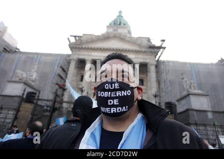 Buenos Aires, Buenos Aires, Argentinien. August 2020. Die Gegner werden eine Mahnwache vor dem Kongress gegen die Justizreform abhalten, die am Donnerstag, dem 27. August, diskutiert wird, nachdem sie die Stellungnahme des Plenums des Senats erhalten haben.Argentinien, Kongress 26. August 2020. Quelle: Carol Smiljan/ZUMA Wire/Alamy Live News Stockfoto