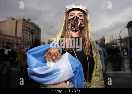 Buenos Aires, Buenos Aires, Argentinien. August 2020. Justizreform, Lager, Vigil, politisch, Opposition, Kongress der Nation, Covid, Covid19, Covid-19, Gesundheit, Soziales Problem, Gesundheit, Notfall, Coronavirus, Epidemie, Quarantäne, Coronavirus Quarantäne, Pandemie, Pandemie, Covid-19 Notfall, Blockierung, Coronavirus Blocking, Coronavirus-Krankheit 2019-Argentinien, Buenos Aires, Stadt, CABA, ZUMA Live Smiljun Stockfoto