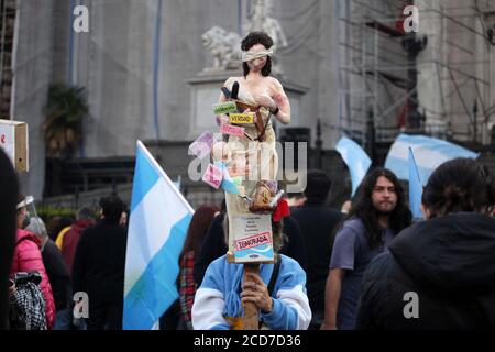 Buenos Aires, Buenos Aires, Argentinien. August 2020. Die Gegner werden eine Mahnwache vor dem Kongress gegen die Justizreform abhalten, die am Donnerstag, dem 27. August, diskutiert wird, nachdem sie die Stellungnahme des Plenums des Senats erhalten haben.Argentinien, Kongress 26. August 2020. Quelle: Carol Smiljan/ZUMA Wire/Alamy Live News Stockfoto