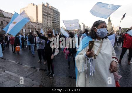 Buenos Aires, Buenos Aires, Argentinien. August 2020. Die Gegner werden eine Mahnwache vor dem Kongress gegen die Justizreform abhalten, die am Donnerstag, dem 27. August, diskutiert wird, nachdem sie die Stellungnahme des Plenums des Senats erhalten haben.Argentinien, Kongress 26. August 2020. Quelle: Carol Smiljan/ZUMA Wire/Alamy Live News Stockfoto