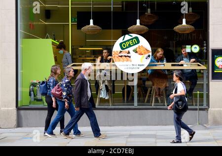 London, England, Großbritannien. Wasabi Sushi und Bento Outlet in der Oxford Street Stockfoto