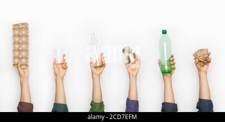 Müll für die Verarbeitung in der Hand auf weißem Hintergrund. Stockfoto