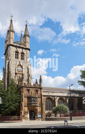 Das Äußere der St. Grabeskirche ohne Newgate Kirche, Holborn, im Zentrum von London, mit Turm aus dem 15. Jahrhundert Stockfoto