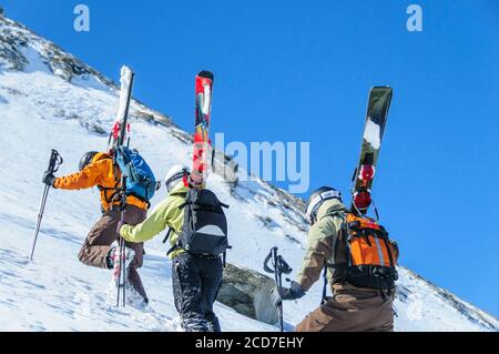 Freerider beim Aufstieg zum nächsten Backcountry Spot Stockfoto