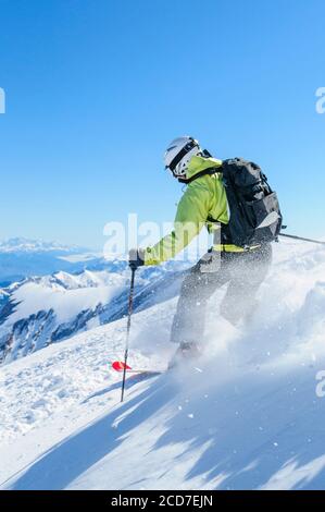 Frau beim spektakulären Freeriden an den steilen Hängen des kitzsteinhorns Stockfoto