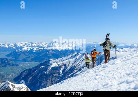 Freerider beim Aufstieg zum nächsten Backcountry Spot Stockfoto