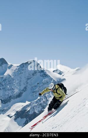 Frau beim spektakulären Freeriden an den steilen Hängen des kitzsteinhorns Stockfoto