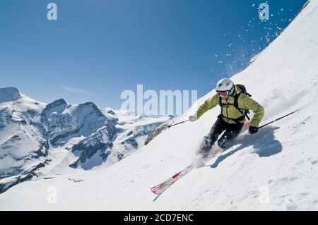 Frau beim spektakulären Freeriden an den steilen Hängen des kitzsteinhorns Stockfoto