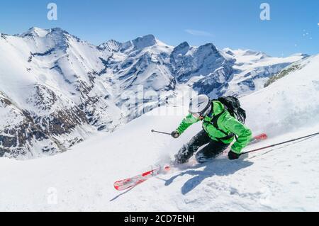 Frau beim spektakulären Freeriden an den steilen Hängen des kitzsteinhorns Stockfoto