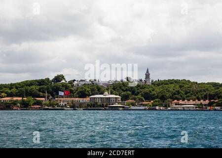 Panoramabild der Altstadt von Istanbul, Türkei. Der Topkapi Palast, Eminonu, Sarayburnu, Sepetciler Pavillon und das Goldene Horn, Istanbul, Türkei. Stockfoto