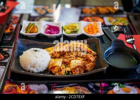 Teller mit Reis und gebratenem Tofu-Käse, Schüssel mit Suppe. Draufsicht. Nationales Essen, asiatische Gerichte Konzept Stockfoto