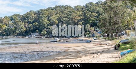 Bei Ebbe laufen und spielen die Menschen am Bradleys Beach auf Dangar Island im Hawkesbury River, 55 km nördlich von Sydney, Australien Stockfoto