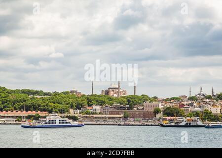 Panoramabild der Altstadt von Istanbul, der Hagia Sophia (Ayasofya) Moschee, der Sultan Ahmed Moschee, Eminonu, Fähren und Boote auf dem Goldenen Horn, I