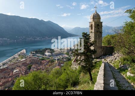 Der Glockenturm der Kirche unserer Lieben Frau von Gesundheit (Kirche unserer Lieben Frau von Heilmittel) Und die Bucht von Kotor von der Leiter von Kotor/Cattaro Stockfoto