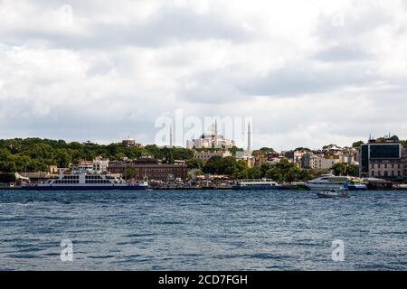 Panoramabild der Altstadt von Istanbul; Hagia Sophia (Ayasofya) Moschee Eminonu, Fähren und Boote auf dem Goldenen Horn, Istanbul, Türkei. Stockfoto