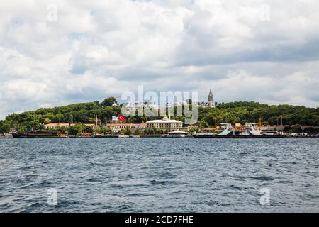 Panoramabild der Altstadt von Istanbul, Türkei. Der Topkapi Palast, Eminonu, Sarayburnu, Sepetciler Pavillon und das Goldene Horn, Istanbul, Türkei. Stockfoto