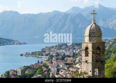 Der Glockenturm der Kirche unserer Lieben Frau von Gesundheit (Kirche unserer Lieben Frau von Heilmittel) Und die Bucht von Kotor von der Leiter von Kotor/Cattaro Stockfoto