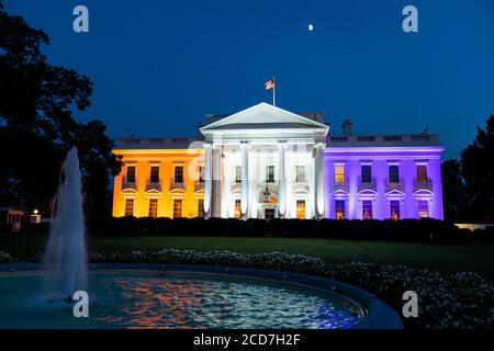 Das Weiße Haus ist in lila, weiß und Gold beleuchtet, um die Wahlrechtsbewegung in Washington, DC, USA zu ehren 26 August 2020. In diesem Jahr jährt sich das Frauenwahlrecht zum 100. Mal.Quelle: Jim LoScalzo/Pool via CNP /MediaPunch Stockfoto