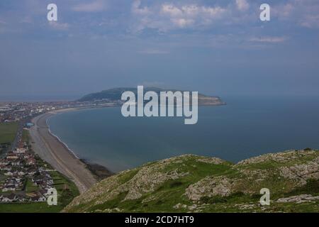 Blick auf Llandudno und die große Orme an einem Sommertag. Aussichtspunkt von der kleinen Orme Stockfoto