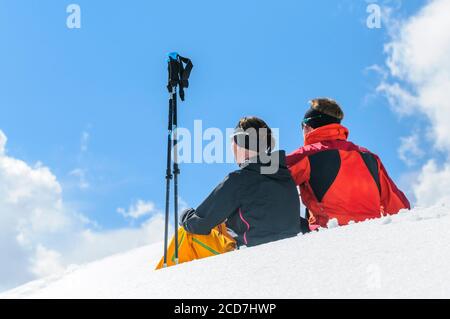 Entspannte Tour mit Schneeschuhen in winterlicher Natur am Hochtannberg Pass In österreich Stockfoto