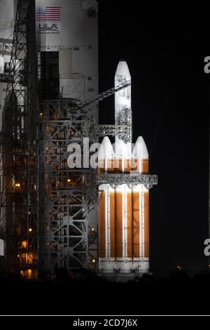 Cape Canaveral, Florida, USA. August 2020. Eine United Launch Alliance (ULA) Delta IV Heavy steht am Donnerstag, den 27. August 2020, auf dem Komplex 37 auf der Cape Canaveral Air Force Station, Florida. ULA sollte heute Morgen einen Satelliten für das Nationale Aufklärungsamt gestartet haben, aber aufgrund mehrerer technischer Probleme wurde der Start um 24 Stunden verschoben. Foto von Joe Marino/UPI Kredit: UPI/Alamy Live Nachrichten Stockfoto