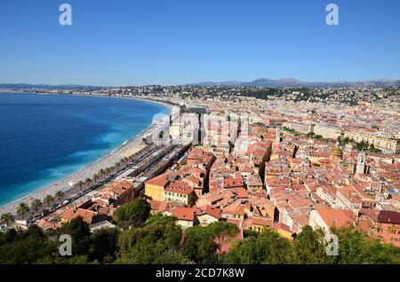 Frankreich, französische riviera, Nizza Stadt, die Karnevalsstadt vom Burghügel aus gesehen bietet ein herrliches Panorama auf die Angels Bucht und die Altstadt. Stockfoto