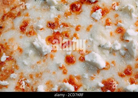 Italienische Pizza, vier Käsesorten aus der Nähe. Stockfoto
