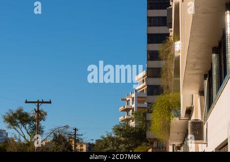 Blick auf den Satz von drei residential Apartment Gebäude in der Vertikalen in der Stadt Santa Maria, RS, Brasilien. Auf der Szene, Stangen und Drähte appea Stockfoto