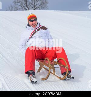 Die Familie hat Spaß im frischen Schnee an einem winterlichen Tag Stockfoto