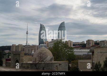 Historische Gebäude in der Altstadt von Baku mit Flame Towers Wolkenkratzern im Hintergrund, Aserbaidschan Stockfoto