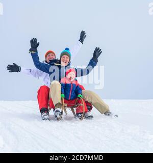 Die Familie hat Spaß im frischen Schnee an einem winterlichen Tag Stockfoto