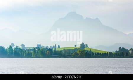 Staubiger Morgen im östlichen Allgäu bei Füssen und Hopfensee In der Fallzeit Stockfoto