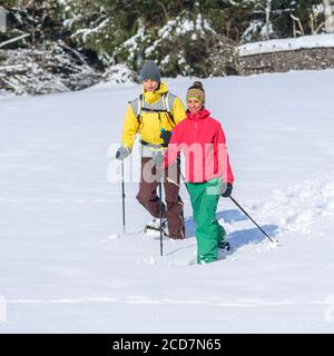 Langlauf im Winter mit Schneeschuhen Stockfoto