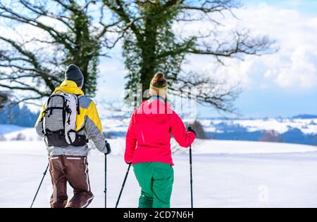 Langlauf im Winter mit Schneeschuhen Stockfoto