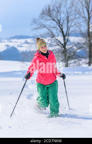 Langlauf im Winter mit Schneeschuhen Stockfoto