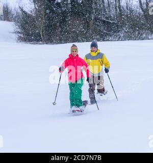 Langlauf im Winter mit Schneeschuhen Stockfoto